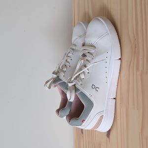 On Running The Roger Advantage White/Rose Sneaker (no insole)